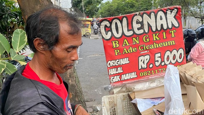 Ade penjual colenak di Jalan Jakarta Bandung