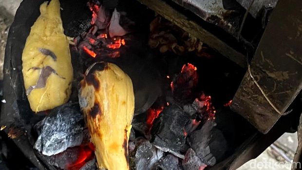 Ade penjual colenak di Jalan Jakarta Bandung