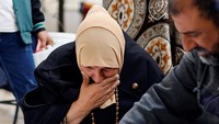 Seorang ibu menangis di samping jenazah kerabatnya yang tewas akibat serangan Israel di Rafah, Jalur Gaza 21 Januari 2024. REUTERS/Ibraheem Abu Mustafa.