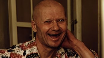 Berasal dari Ukraina, Andrei Chikatilo masa kecilnya sulit. Ia juga dikabarkan menderita kelainan bawaan pada alat kelamin dan saluran kemih. Namun tidak satupun dari hal tersebut yang sepenuhnya menjelaskan penyakit mental yang mendorongnya untuk membunuh enam wanita dengan brutal. Polisi menangkap Chikatilo tahun 1984 tapi tidak ada bukti. Dia akhirnya ditangkap lagi tahun 1990 dan mengaku 56 pembunuhan. Polisi dapat memverifikasi 53 di antaranya. Pada tahun 1992, ia dihukum dan pada tahun 1994 dieksekusi dengan tembakan. Foto: Listverse