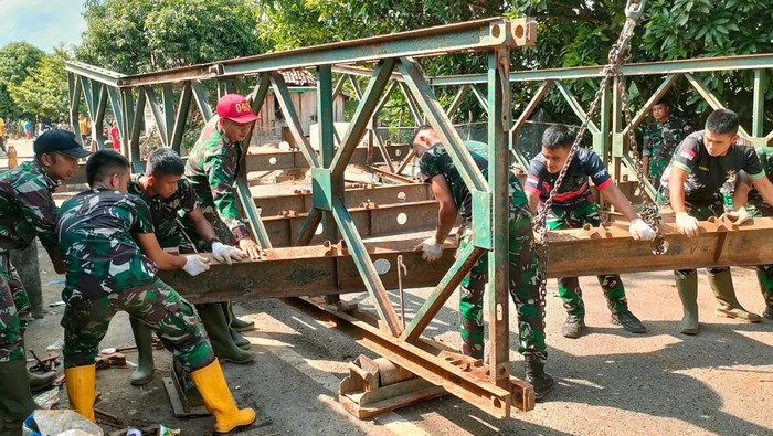 Anggota TNI AD memasang Jembatan Bailey penghubung Kelurahan Payo Putat, Prabumulih.