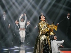 Tinggal di Luar Negeri, Anggun C Sasmi Tetap Gemar Pakai Wastra Indonesia