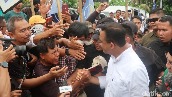 Calon Presiden (Capres) nomor urut 1 Anies Baswedan saat memberikan keterangan di lapangan Jambidan, Banguntapan, Bantul, Selasa (23/1/2024).