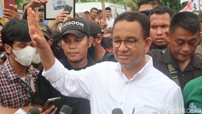 Calon Presiden (Capres) nomor urut 1 Anies Baswedan saat memberikan keterangan di lapangan Jambidan, Banguntapan, Bantul, Selasa (23/1/2024).