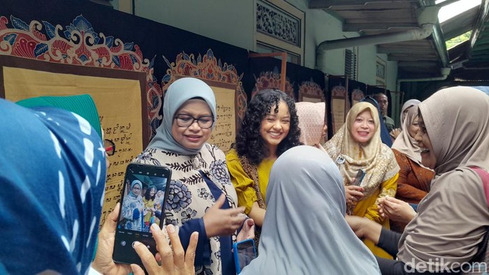 Fery Farhati dan Mutiara Annisa Baswedan melihat-lihat batik di Batik Mahkota, Kampung Batik Laweyan Solo, Selasa (23/1/2024).