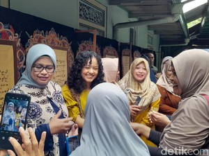 Kunjungi Kampung Batik Laweyan, Fery-Mutiara Baswedan Belajar Membatik