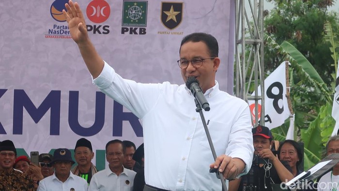 Calon Presiden (Capres) nomor urut 1 Anies Baswedan saat kampanye terbuka di lapangan Jambidan, Banguntapan, Bantul, Selasa (23/1/2024).