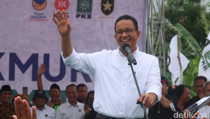 Calon Presiden (Capres) nomor urut 1 Anies Baswedan saat kampanye terbuka di lapangan Jambidan, Banguntapan, Bantul, Selasa (23/1/2024).