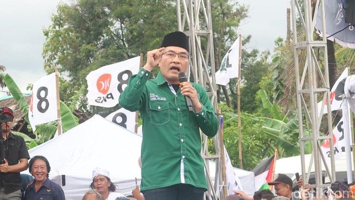 Ketua DPC PKB Kabupaten Bantul sekaligus Bupati Bantul, Abdul Halim Muslih saat menjadi juru kampanye Capres nomor urut 1 Anies Baswedan di Lapangan Jambidan, Banguntapan, Bantul, Selasa (23/1/2024).