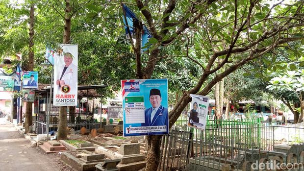 APK peserta Pemilu yang terpasang di TPU Kemlaten, Kota Cirebon
