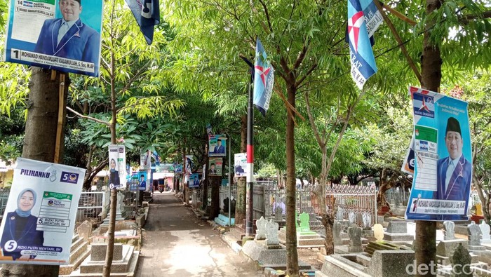 APK peserta Pemilu yang terpasang di TPU Kemlaten, Kota Cirebon