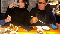 Momen makan malam juga dibagikan oleh Arief Muhammad. Ia bersama sang istri, Tiara Pangestika menikmati yakiniku di sebuah restoran. Foto: Instagram @ariefmuhammad