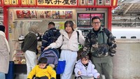 Di Jepang, Arief Muhammad tak sendirian, tapi bersama sang istri dan kedua anaknya. Ini potret mereka di depan sebuah kedai makanan yang berada di Stasiun Tokyo. Foto: Instagram @ariefmuhammad