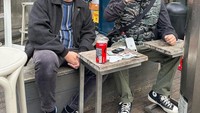 Setelah puas menikmati sarapan sandwich dengan isian daging lobster dan udang yang melimpah, Arief Muhammad menutupnya dengan minum cola. Ia ditemani oleh rekannya saat itu. Foto: Instagram @ariefmuhammad
