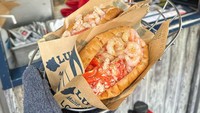 Lukes Lobster, gerai sandwich dengan isian lobster yang dikunjungi oleh Arief Muhammad. Ia membeli menu Lobster & Shrimp Roll seharga 1.600 Yen (Rp 169.824). Foto: Instagram @ariefmuhammad