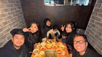 Ini momen makan malam mereka. Semuanya tampak bahagia melahap habis yakiniku yang dipesan. Foto: Instagram @ariefmuhammad