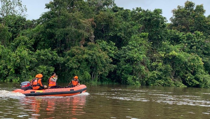 Basarnas lakukan pencarian terhadap WNa Myanmar yang jatuh dan hilang di Sungai Barito, Barito Selatan, Kalteng.