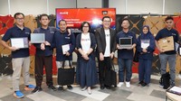 (Ki-ka) Founder and CEO Dicoding Narenda Wicaksono, Head of Group Strategic Marketing & Communications PT Bank DBS Indonesia Mona Monika, Best Graduates DBS Foundation Coding Camp 2023, dan Director of Technology & Operations PT Bank DBS Indonesia Sujatno Polina berfoto bersama pada acara peluncuran DBS Foundation Coding Camp 2024 di Jakarta, Selasa (23/1/2024).