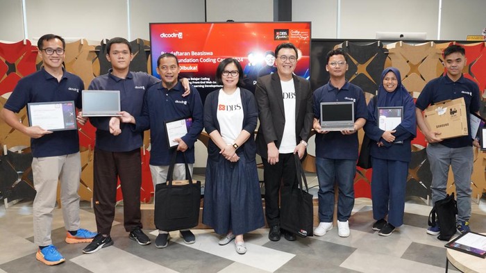 (Ki-ka) Founder and CEO Dicoding Narenda Wicaksono, Head of Group Strategic Marketing & Communications PT Bank DBS Indonesia Mona Monika, Best Graduates DBS Foundation Coding Camp 2023, dan Director of Technology & Operations PT Bank DBS Indonesia Sujatno Polina berfoto bersama pada acara peluncuran DBS Foundation Coding Camp 2024 di Jakarta, Selasa (23/1/2024).
