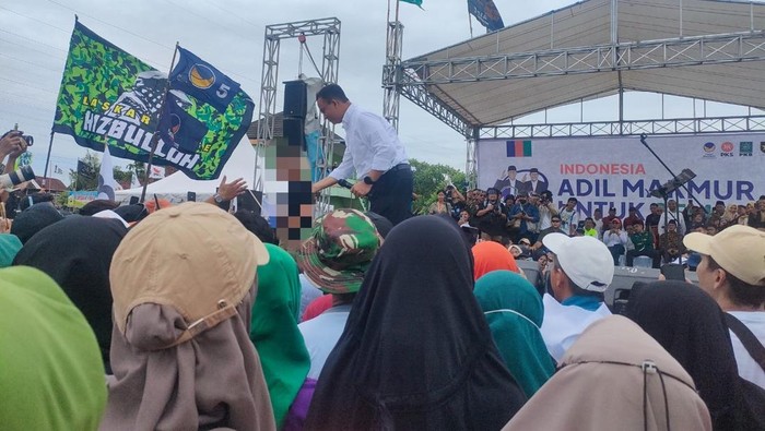 Capres nomor urut 1 Anies Baswedan melakukan kampanye terbuka di Bantul, Yogyakarta, Selasa (23/1/2024). Anies mengingatkan setiap orang tua atau pihak manapun untuk tak membawa anak kecil ke dalam acara kampanye.