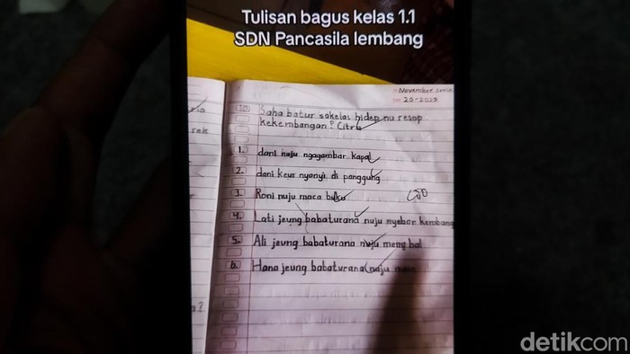 Bocah SD Lembang yang Terampil menulis Huruf Tegak Bersambung
