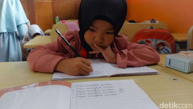 Bocah SD Lembang yang Terampil menulis Huruf Tegak Bersambung