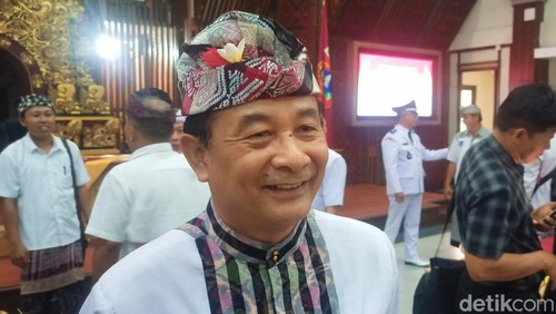 Bupati Karangasem I Gede Dana saat ditemui setelah rapat di wantilan kantor Bupati Karangasem, Senin (22/1/2024). (I Wayan Selamat Juniasa)