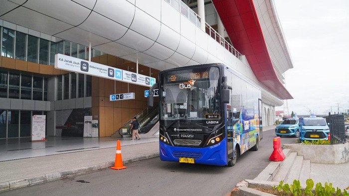 Bus dan Shuttle di Stasiun Kereta Cepat Padalarang