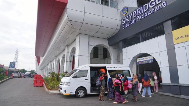 Bus dan Shuttle di Stasiun Kereta Cepat Padalarang