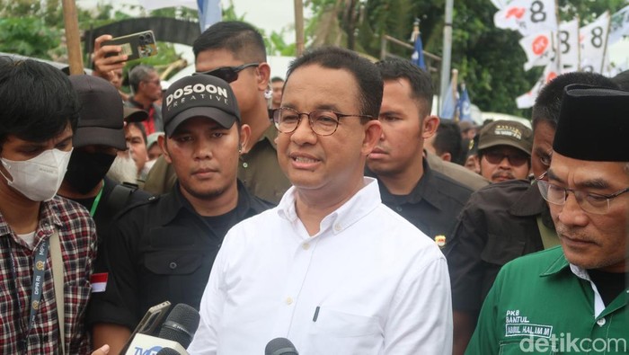 Calon presiden (capres) nomor urut 1 Anies Baswedan saat memberikan keterangan di lapangan Jambidan, Banguntapan, Bantul, Selasa (23/1/2024).