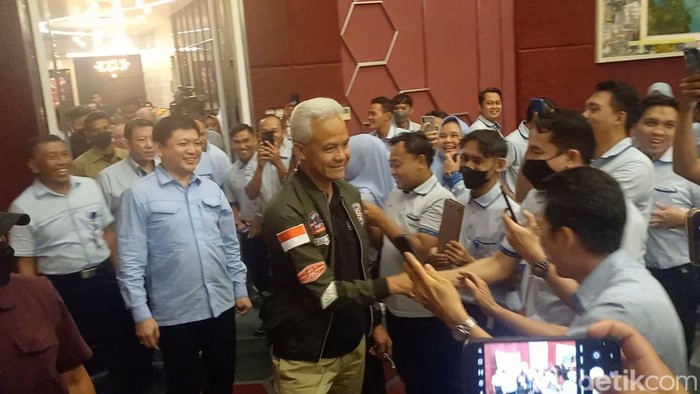 Capres nomor urut 03 Ganjar Pranowo saat mengunjungi pabrik PT Sritex, Sukoharjo, Selasa (23/1/2024).