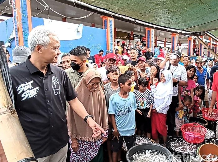 Capres nomor urut 2, Ganjar Pranowo, berdialog dengan nelayan di TPI Tawang, Desa Gempolsewu, Kecamatan Rowosari, Kabupaten Kendal, Selasa (23/1/2024).


Credit 

Saktyo Dimas R