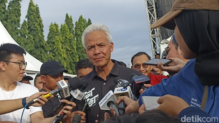 Capres nomor urut 3 Ganjar Pranowo menghadiri Pesta Rakyat Kendal. Ganjar menyoroti soal kelangkaan pupuk hingga program bantuan langsung tunai (BLT). (Tiara AA/detikcom)