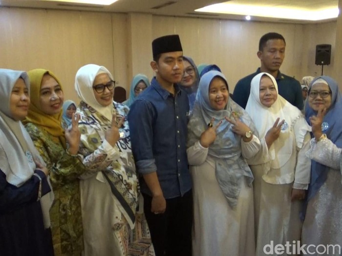 Cawapres nomor urut 02, Gibran Rakabuming Raka, bertemu para hafizah dan nawaning (putri kiai) di Solo, Selasa (24/1/2024).