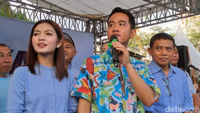 Cawapres nomor urut 02 Gibran Rakabuming Raka dan istrinya Selvi Ananda saat berada di Kecamatan Ngadirojo, Wonogiri, Selasa (23/1/2024).