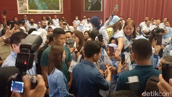 Cawapres nomor urut 02 Gibran Rakabuming Raka, saat mengunjungi pabrik PT Sritex, di Kabupaten Sukoharjo, Selasa (23/1/2024).