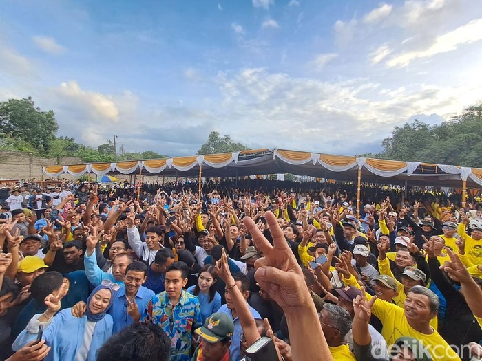 Cawapres nomor urut 2, Gibran Rakabuming Raka, di Kecamatan Ngadirojo, Kabupaten Wonogiri, Selasa (23/1/2024).