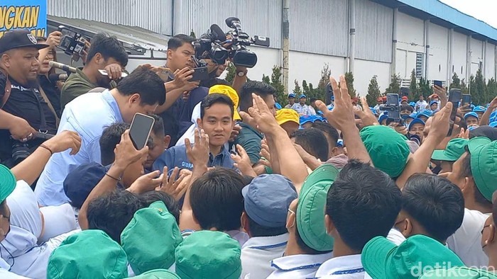 Cawapres nomor urut 2 Gibran Rakabuming Raka, menyapa sejumlah karyawan PT Sritex, Selasa (23/1/2024).