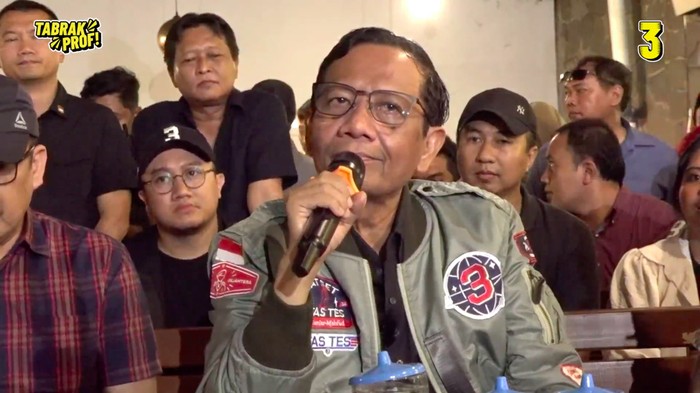 Cawapres nomor urut 3, Mahfud Md, merespons saran capres pasangannya, Ganjar Pranowo, untuk mengundurkan diri. Mahfud mengatakan menunggu momentum. (YouTube Mahfud MD Official)