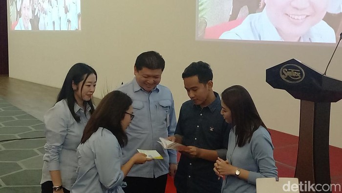 CEO PT Sritex Iwan Lukminto, dan Cawapres nomor urut 02 Gibran Rakabuming Raka, saat bertemu di PT Sritex Sukoharjo, Selasa (23/1/2024).