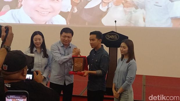 CEO PT Sritex Iwan Lukminto, dan Cawapres nomor urut 02 Gibran Rakabuming Raka, saat bertemu di PT Sritex Sukoharjo, Selasa (23/1/2024).