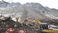 Kantor berita Xinhua menjelaskan penyelidikan awal yang dilakukan para ahli setenpat mengungkapkan tanah longsor tersebut dipicu runtuhnya puncak tebing yang curam.