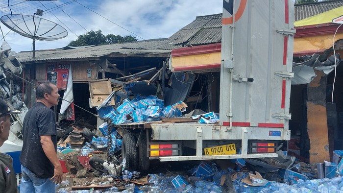 Dinding Warung-Toko Velg Mobil Rusak Imbas Tabrakan Beruntun di Puncak Bogor