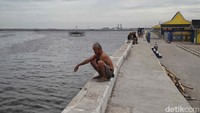 Calon Wakil Presiden (Cawapres) Nomor Urut 1, Muhaimin Iskandar alias Cak Imin menyinggung Proyek Tanggul Laut Raksasa atau Giant Sea Wall (GSW) Pantura dalam Debat Cawapres keempat pada Minggu kemarin. Proyek ini disebut-sebut tidak bisa mengatasi masalah.  