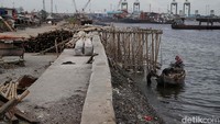 Pembangunan Giant Sea Wall harus dikaji ulang terkait pendanaannya yang relatif mahal biaya pembangunan dan pemeliharaan/perawatannya, serta seberapa besar efektivitas ke depannya, misalnya dalam mengantisipasi ancaman Jakarta tenggelam, katanya dihubungi terpisah.  