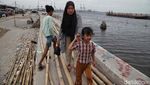 Disentil Cak Imin, Seberapa Genting Tanggul Laut Raksasa?