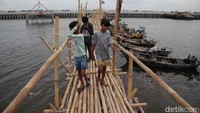 Di sisi lain, pemerintah masih mengkaji semua aspek tentang pembangunan GSW, termasuk skema pembangunan melalui public private partnership dan akan menggandeng swasta untuk membangun tanggul itu. Dia menyebut banyak investor yang tertarik pada proyek ini. Namun ia belum mau membeberkan siapa investor-investor yang dimaksud.  