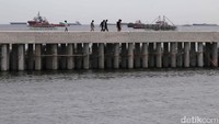 Sejumlah warga beraktivitas di kawasan tanggul laut Cilincing, Jakarta Utara, Selasa (23/1/2024).