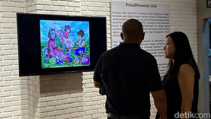 Dua orang pengunjung sedang melihat karya NFT art yang dipamerkan di Grey Art Gallery Braga, Kota Bandung (Foto: Wisma Putra/detikJabar)