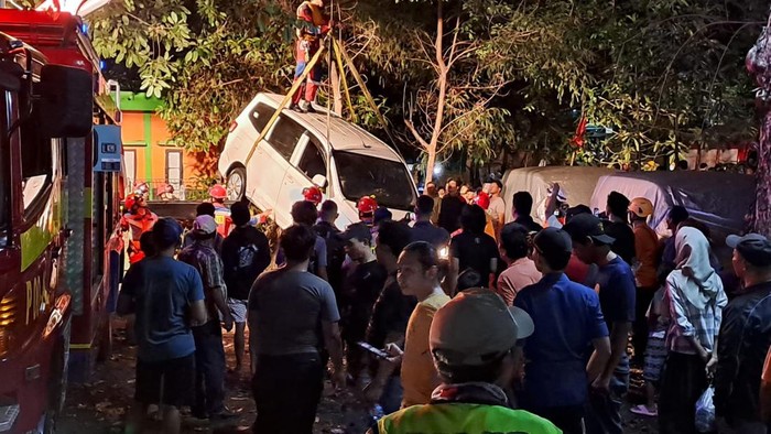 Dua unit mobil tercebur ke saluran irigasi di Palmerah, Jakarta Barat.
